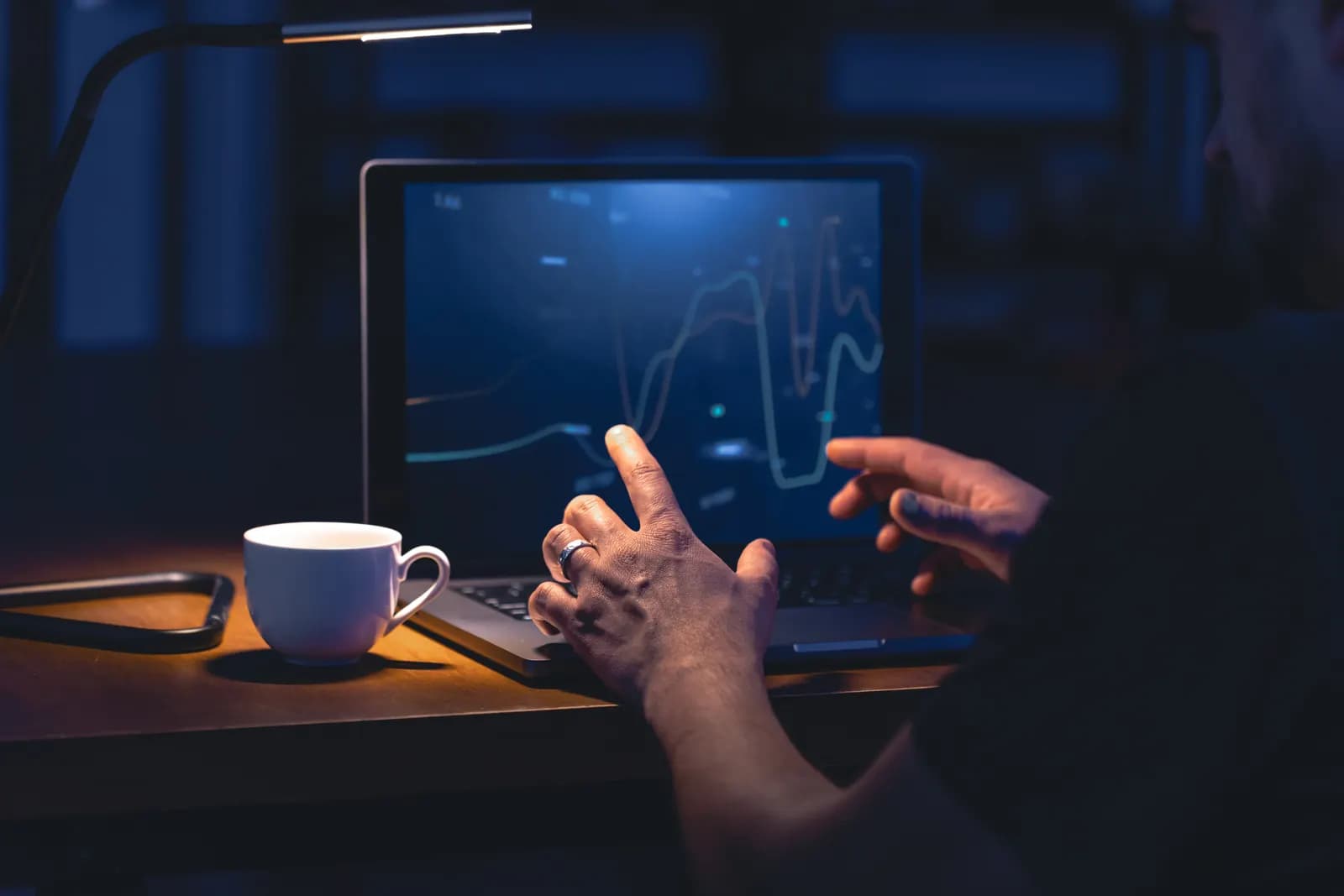 Analiza wykresu widoczności na ekranie laptopa