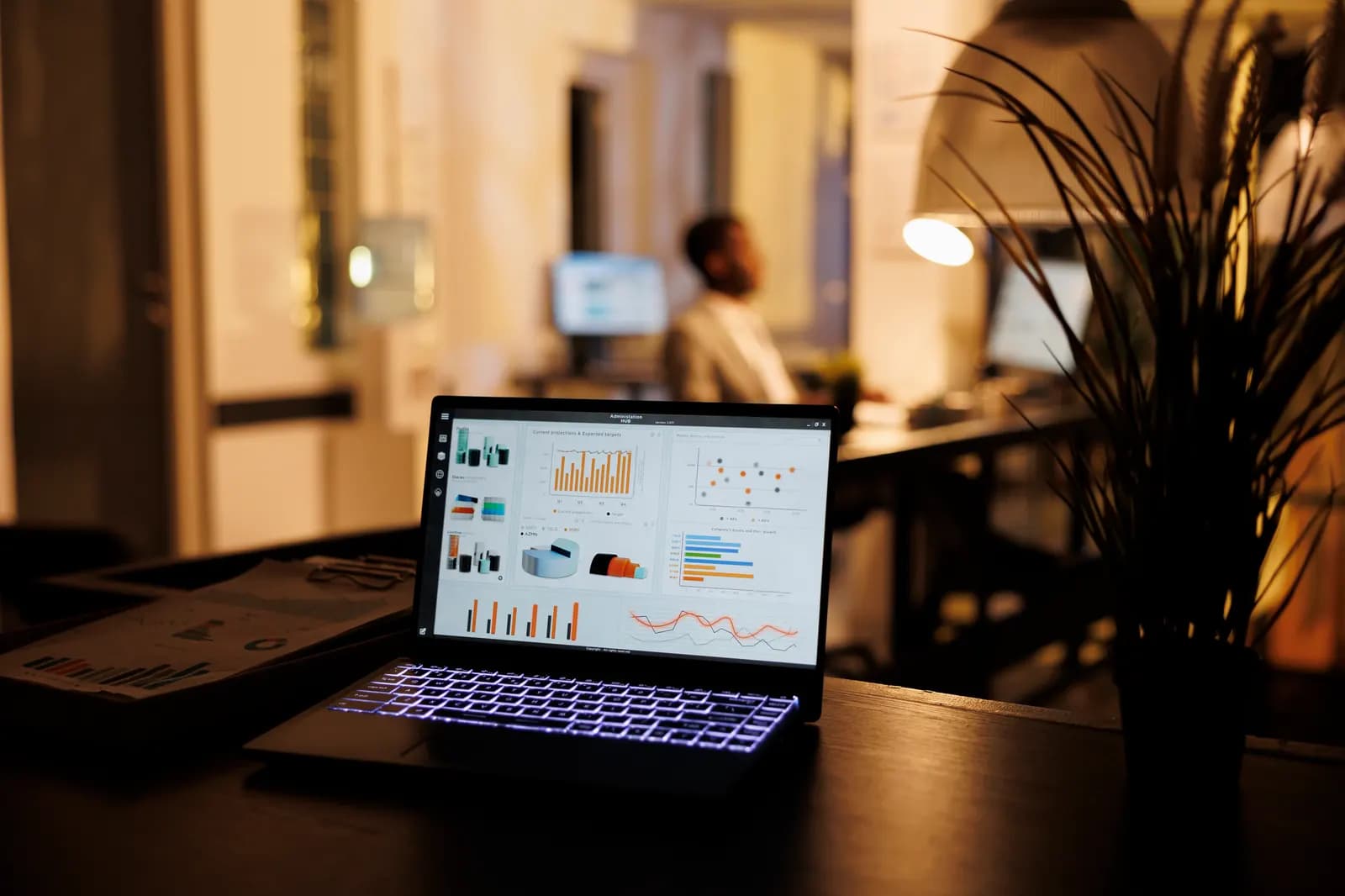Laptop z wykresami wyników kampanii reklamowej